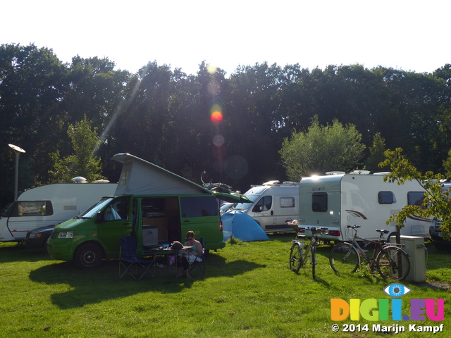 FZ008584 Jenni reading campsite in Brugge